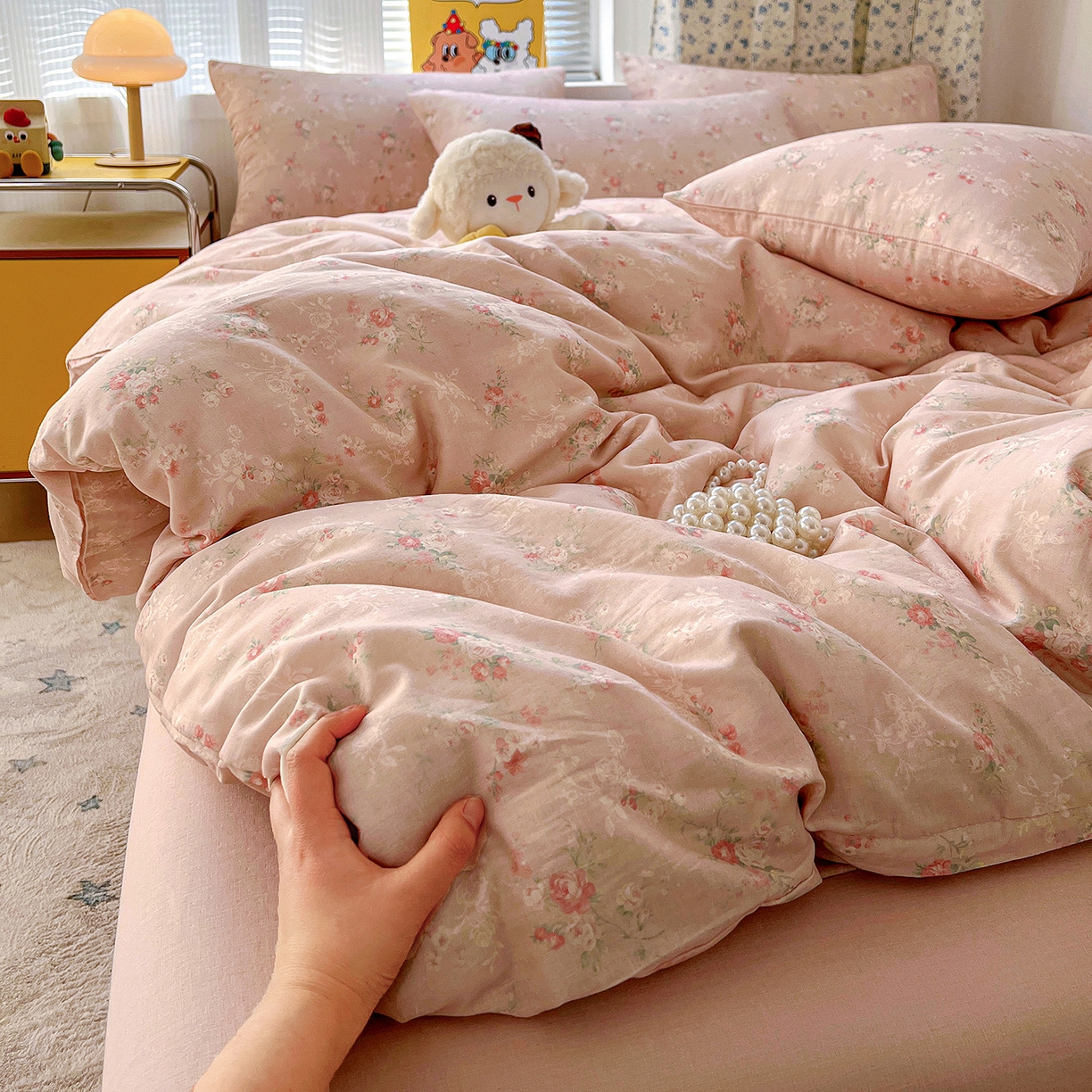 91家纺网 家纺一手货源 找家纺 麦伦家居 2026春夏新品全棉有氧双层纱印花系列简约款四件套 浅梦粉