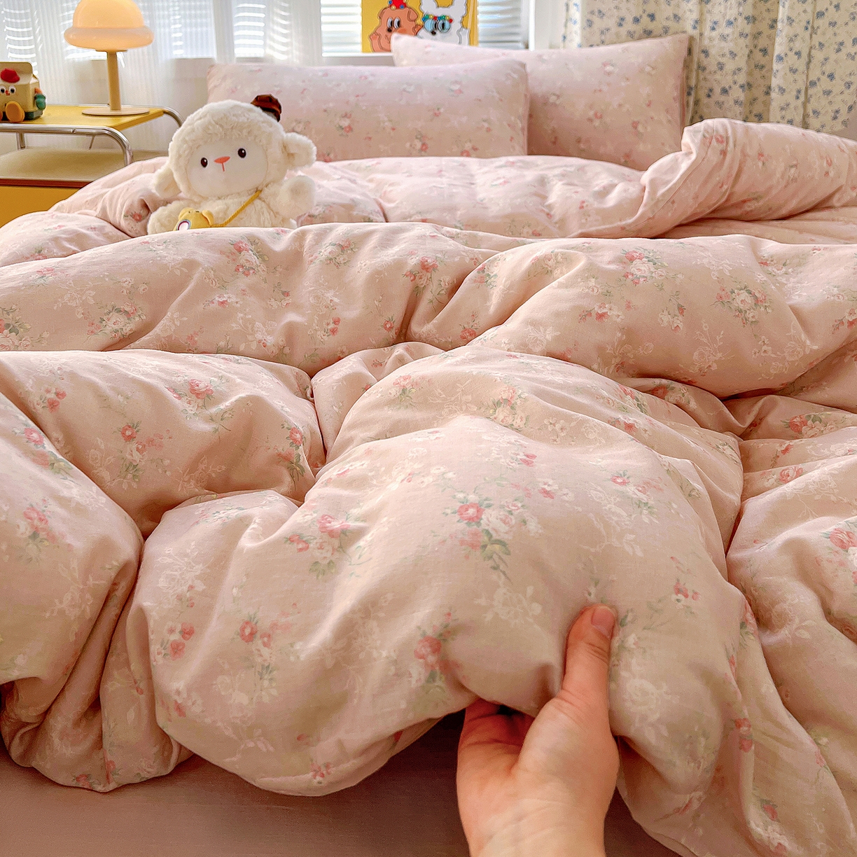 91家纺网 家纺一手货源 找家纺 麦伦家居 2026春夏新品全棉有氧双层纱印花系列简约款四件套 浅梦粉