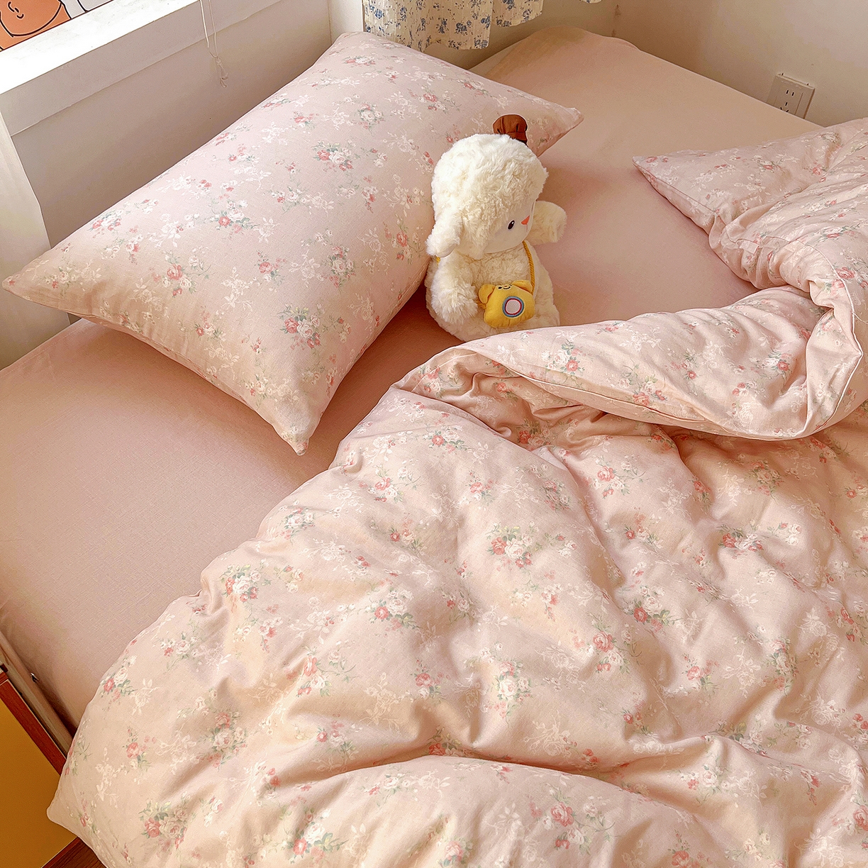 91家纺网 家纺一手货源 找家纺 麦伦家居 2026春夏新品全棉有氧双层纱印花系列简约款四件套 浅梦粉