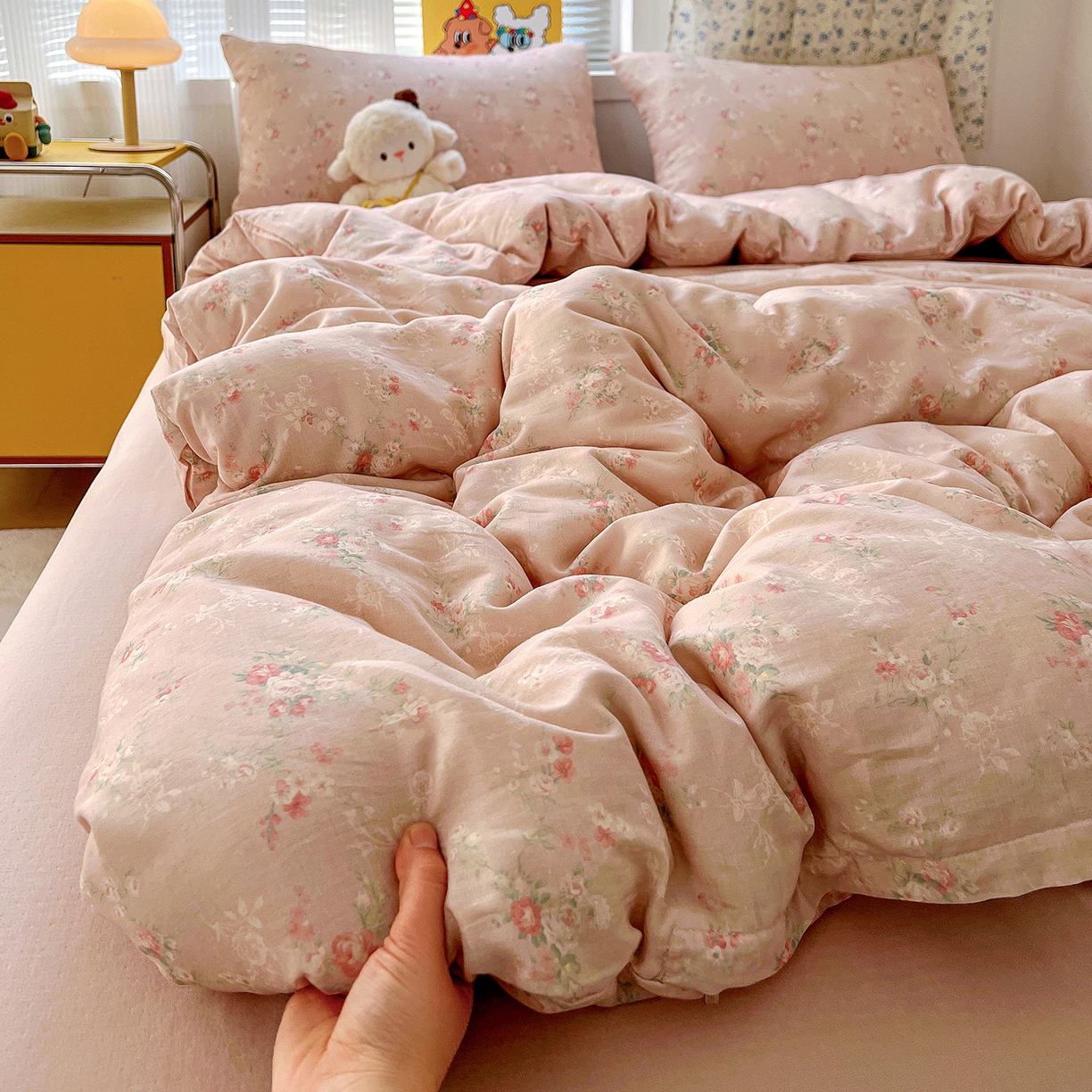 91家纺网 家纺一手货源 找家纺 麦伦家居 2026春夏新品全棉有氧双层纱印花系列简约款四件套 浅梦粉