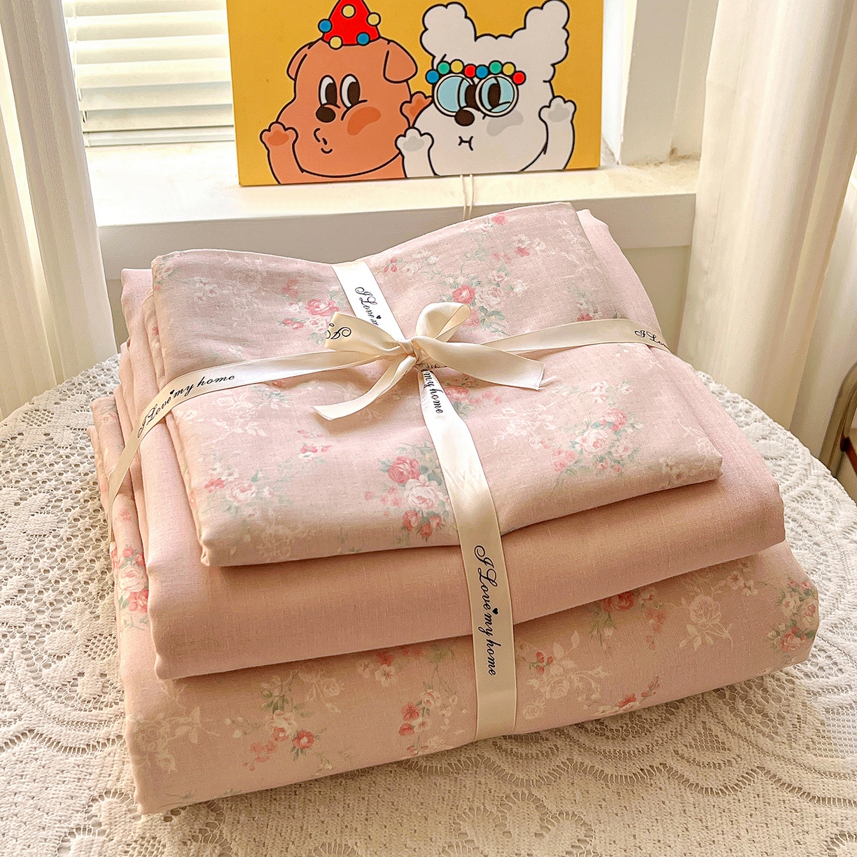 91家纺网 家纺一手货源 找家纺 麦伦家居 2026春夏新品全棉有氧双层纱印花系列简约款四件套 浅梦粉