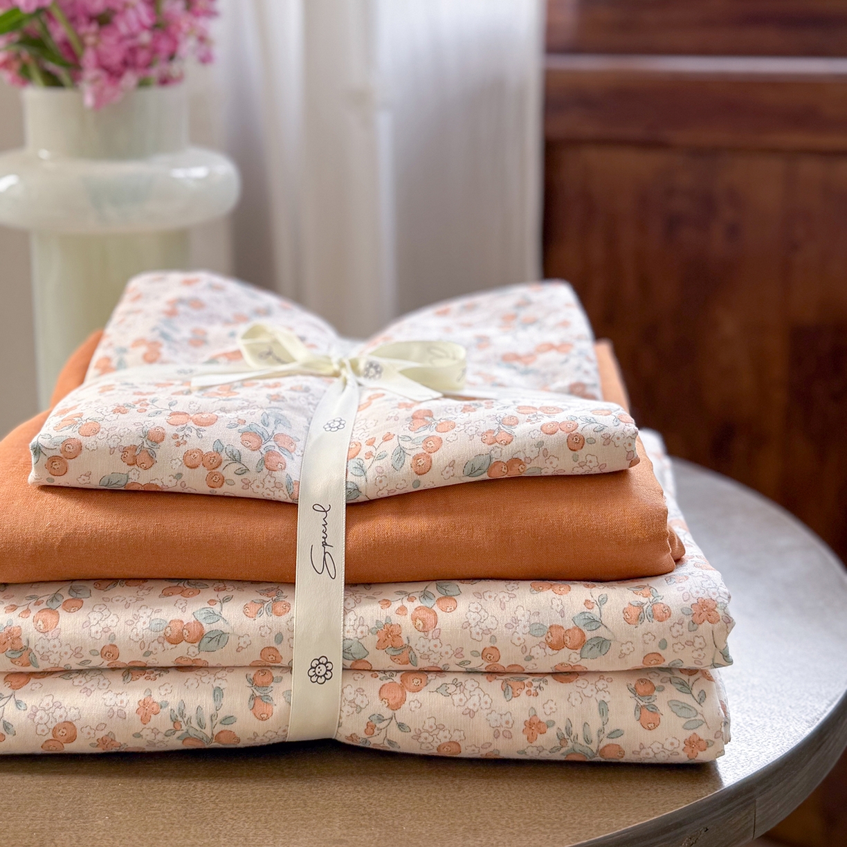 91家纺网 家纺一手货源 找家纺 麦伦家居 2026春夏新品全棉有氧双层纱印花系列简约款四件套 柿柿如意