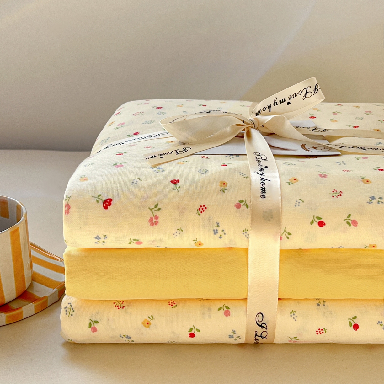 91家纺网 家纺一手货源 找家纺 麦伦家居 2026春夏新品全棉有氧双层纱印花系列简约款四件套 小野花