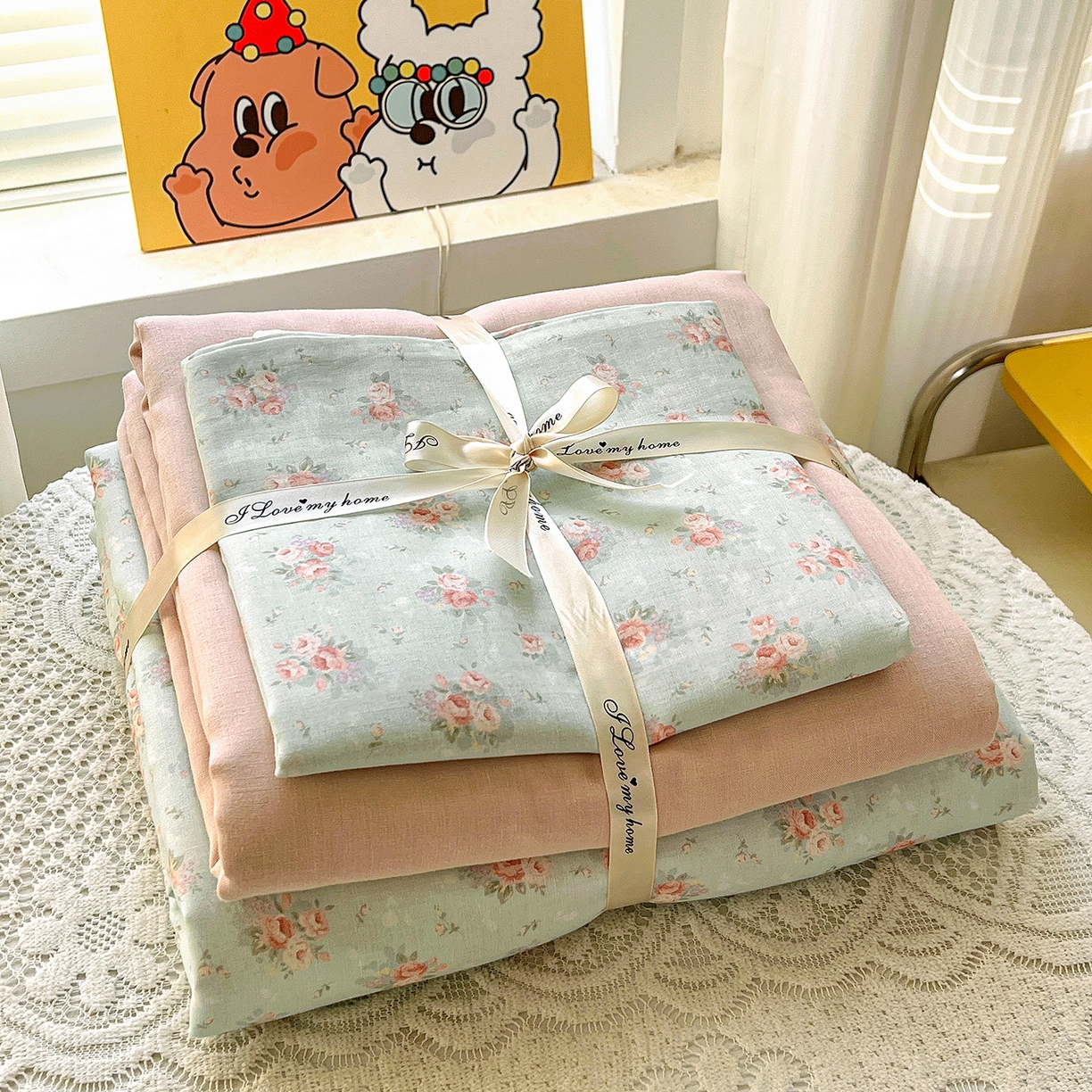 91家纺网 家纺一手货源 找家纺 麦伦家居 2026春夏新品全棉有氧双层纱印花系列简约款四件套 星夜花影蓝