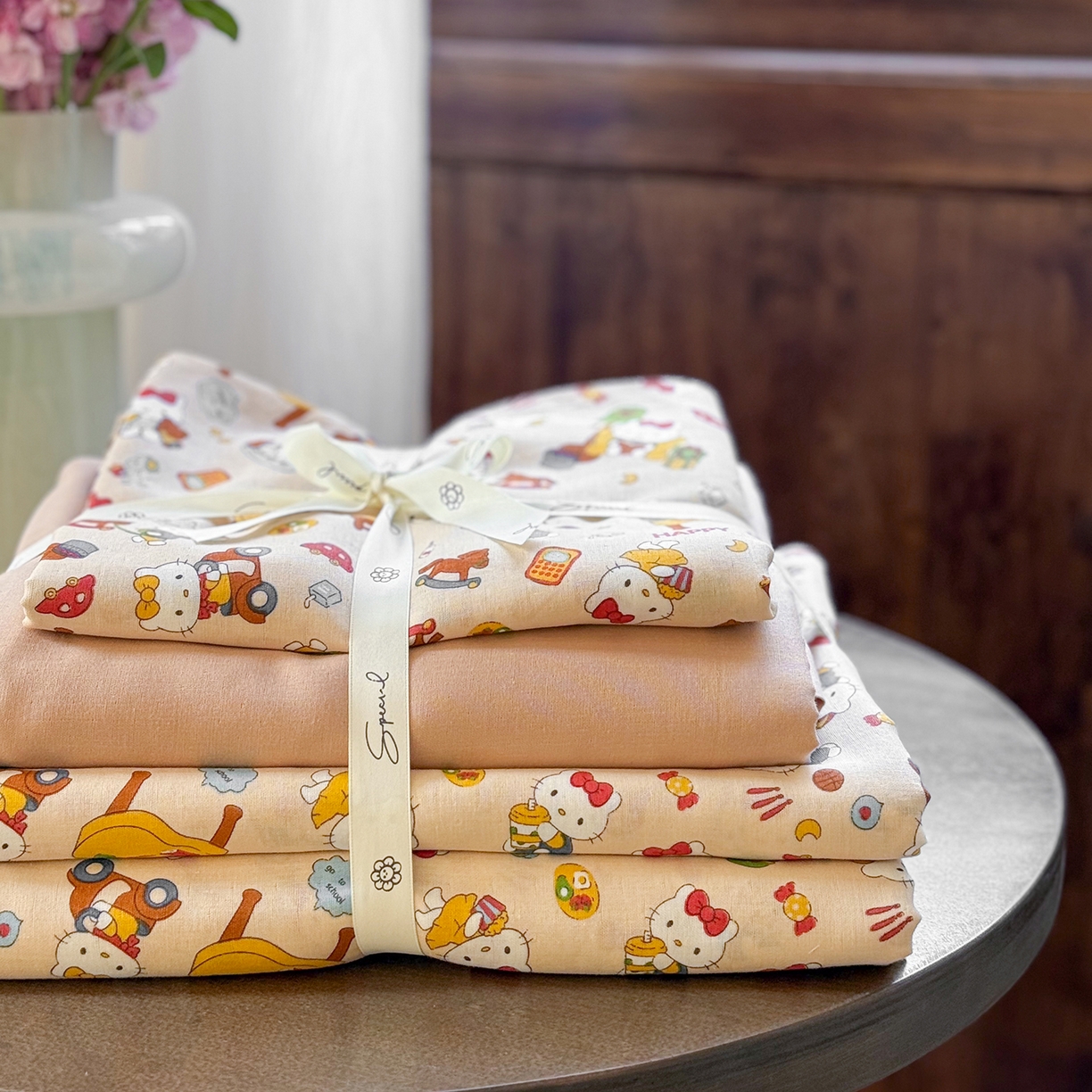 91家纺网 家纺一手货源 找家纺 麦伦家居 2026春夏新品全棉有氧双层纱印花系列简约款四件套 KT乐园