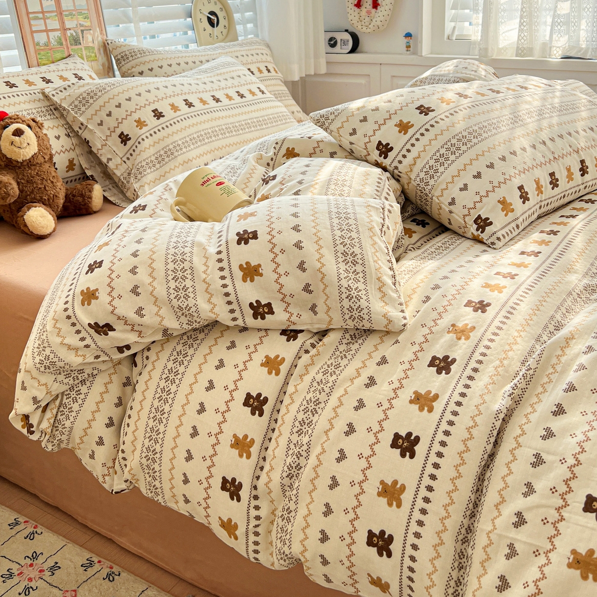 91家纺网 家纺一手货源 找家纺 麦伦家居 2026春夏新品全棉有氧双层纱印花系列简约款四件套 费尔岛小熊