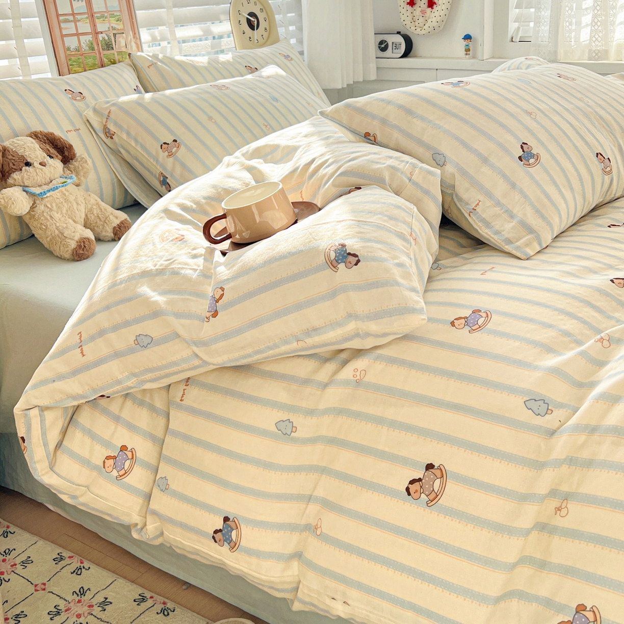 91家纺网 家纺一手货源 找家纺 麦伦家居 2026春夏新品全棉有氧双层纱印花系列简约款四件套 蓝条木马