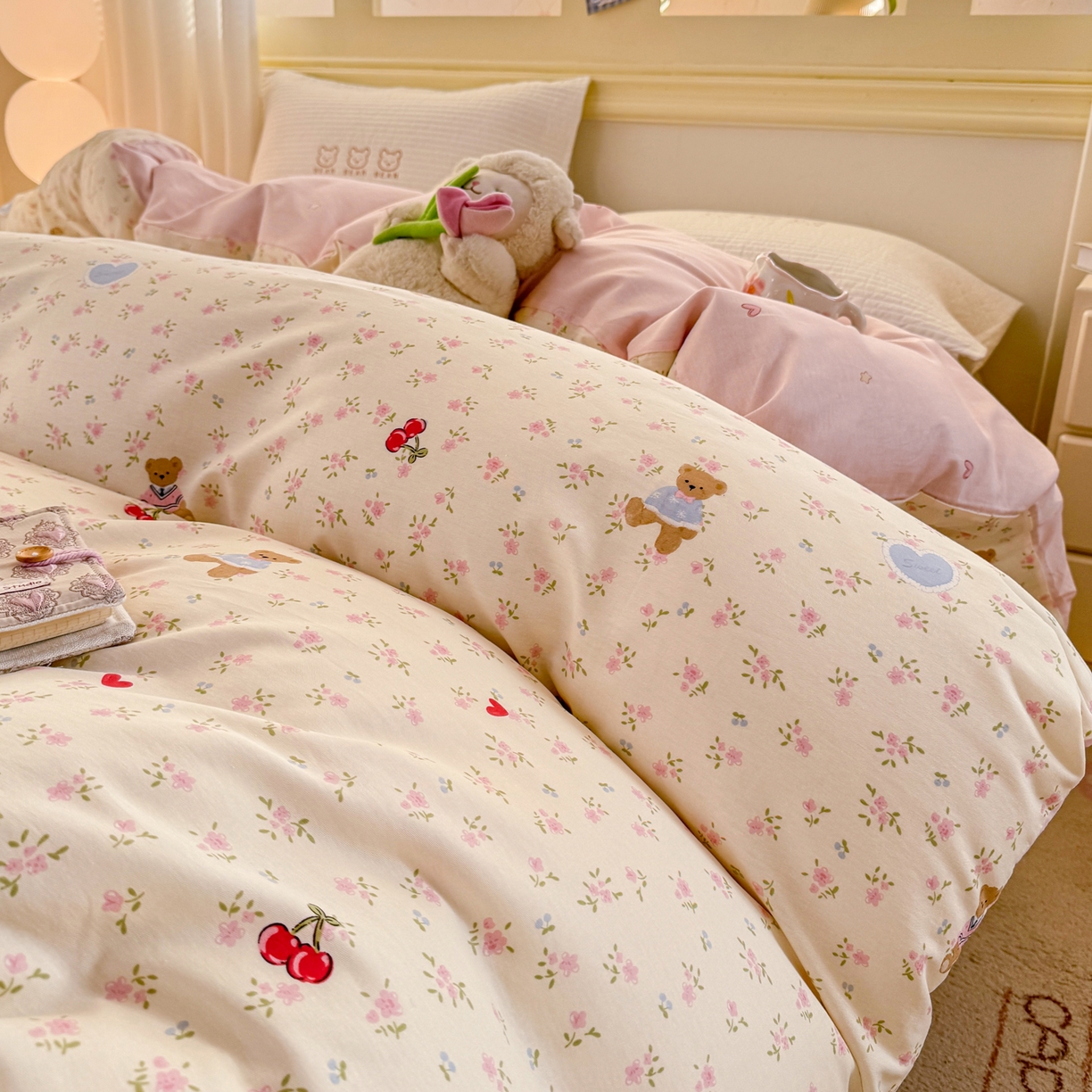 91家纺网 家纺一手货源 找家纺 名品家纺 2026新款100%纯棉单被套系列 樱桃小熊