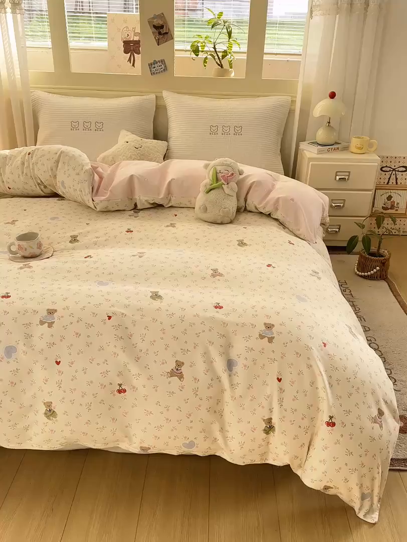 91家纺网 家纺一手货源 找家纺 名品家纺 2026新款100%纯棉单被套系列 樱桃小熊