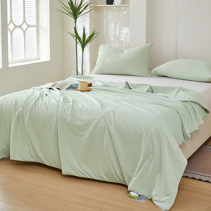 91家纺网 家纺一手货源 找家纺 香澜雅室 2026新款锦氨凉感丝清凉夏被 淡雅绿