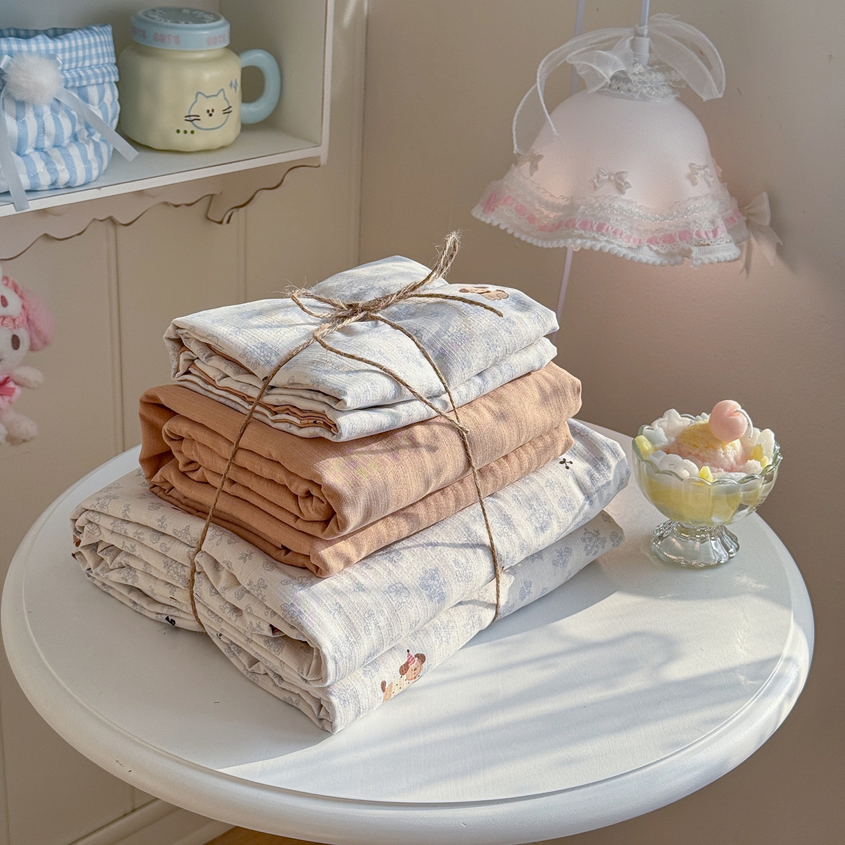 91家纺网 家纺一手货源 找家纺 罗亿家纺 2026新款小清新云感双层纱木棉四件套系列（小红书热款推荐） 花花腊肠狗