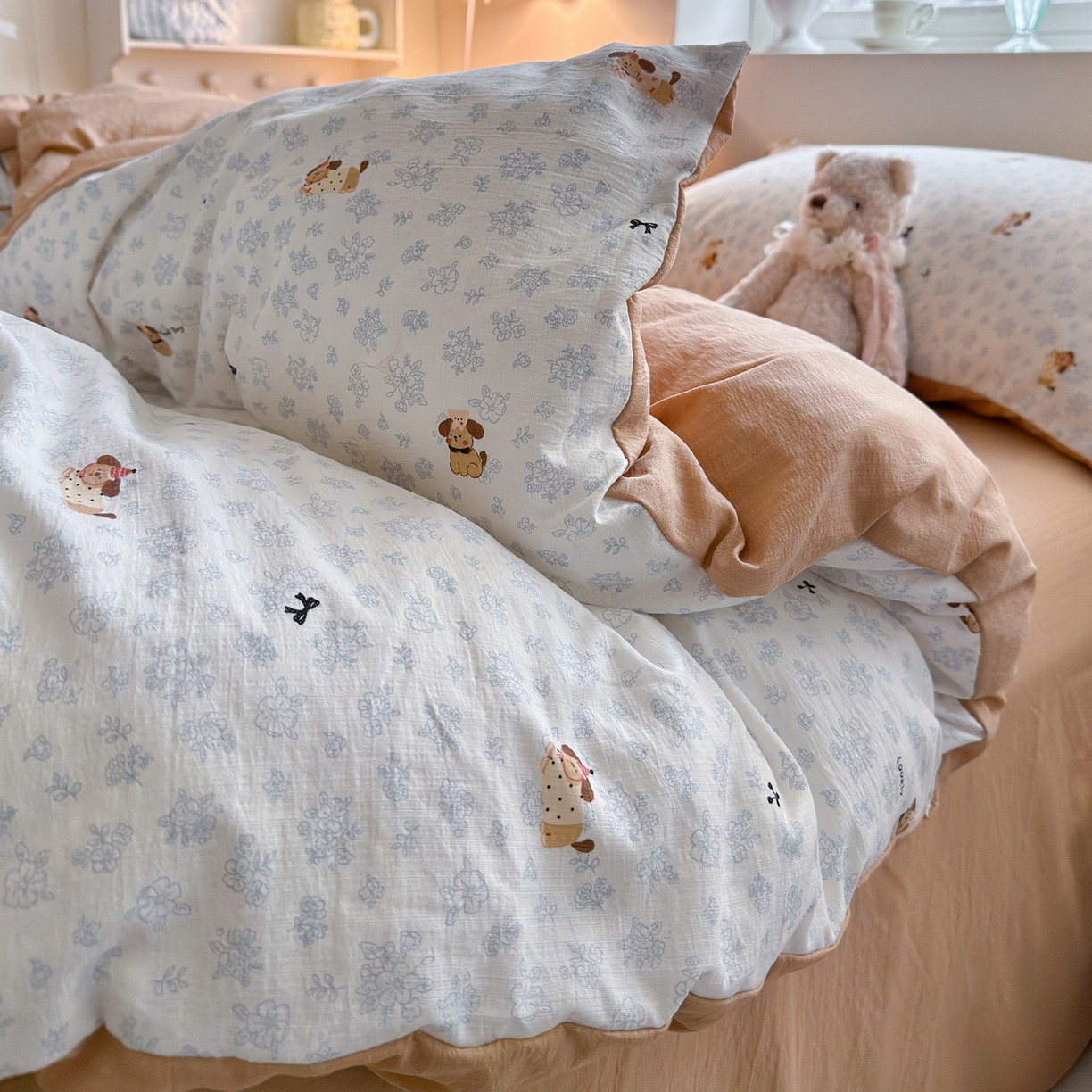 91家纺网 家纺一手货源 找家纺 罗亿家纺 2026新款小清新云感双层纱木棉四件套系列（小红书热款推荐） 花花腊肠狗