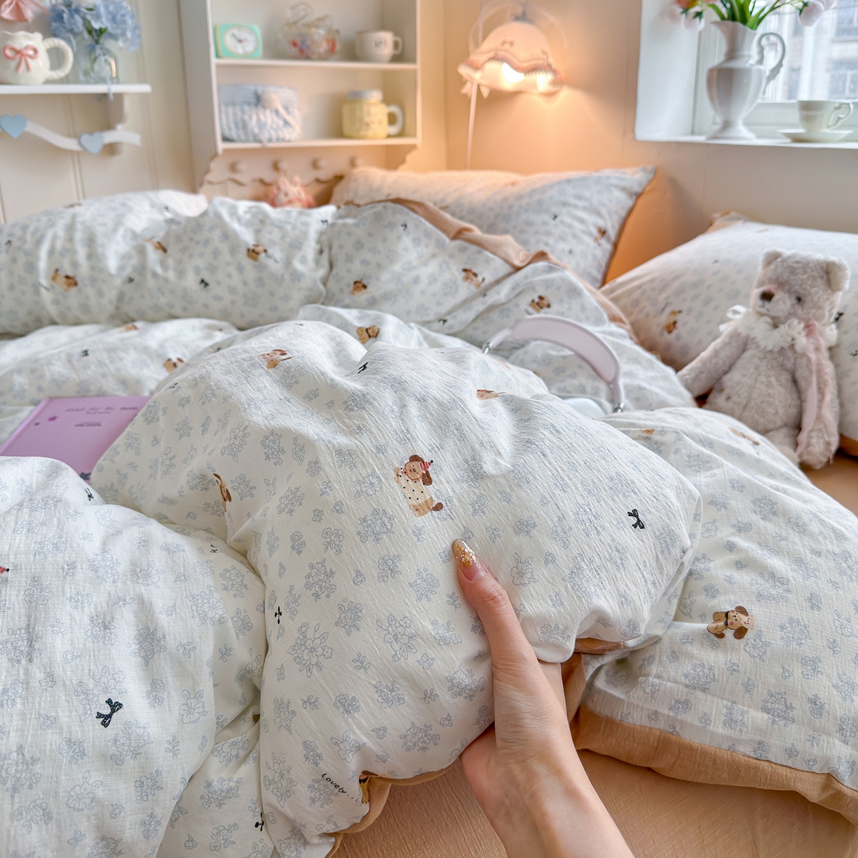 91家纺网 家纺一手货源 找家纺 罗亿家纺 2026新款小清新云感双层纱木棉四件套系列（小红书热款推荐） 花花腊肠狗