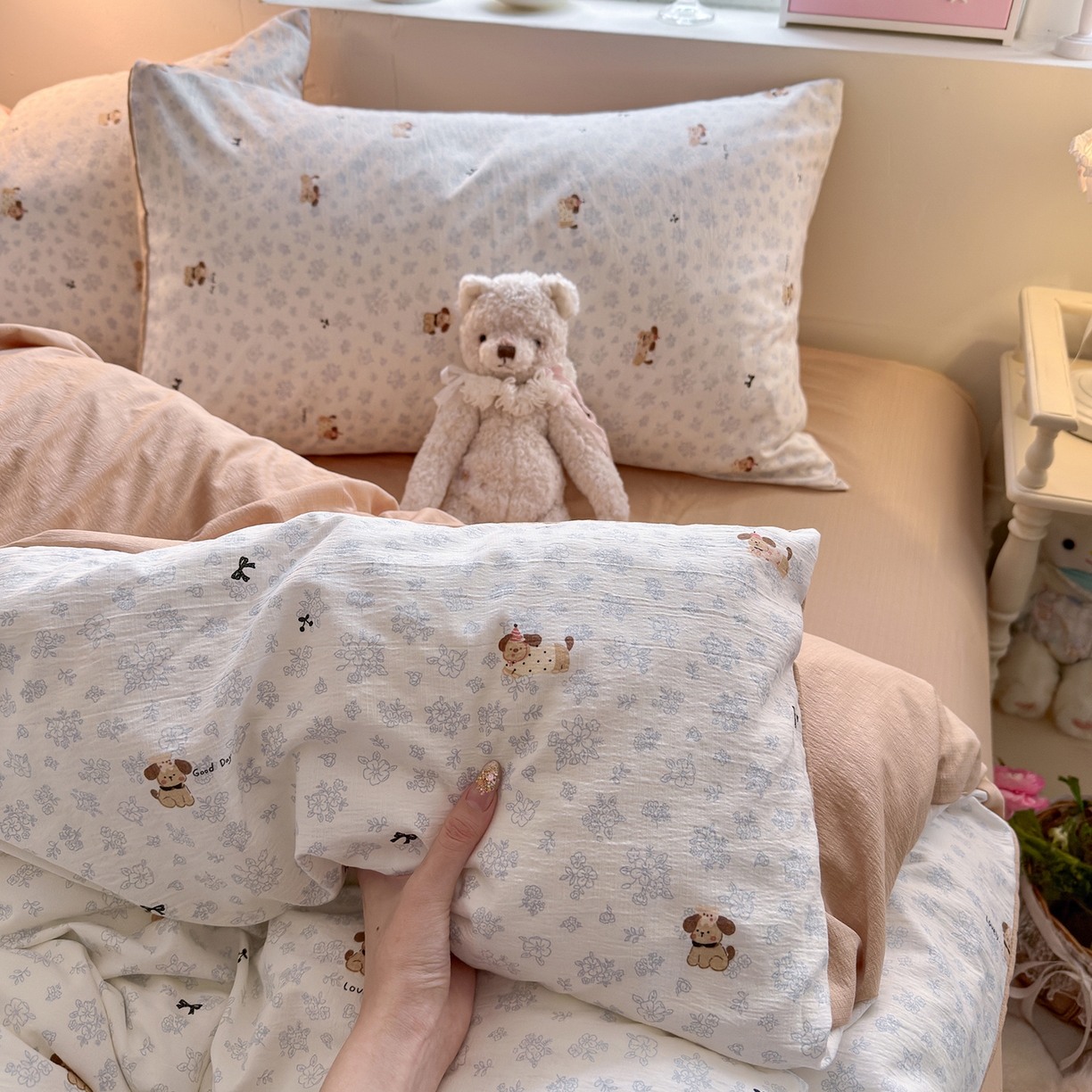 91家纺网 家纺一手货源 找家纺 罗亿家纺 2026新款小清新云感双层纱木棉四件套系列（小红书热款推荐） 花花腊肠狗