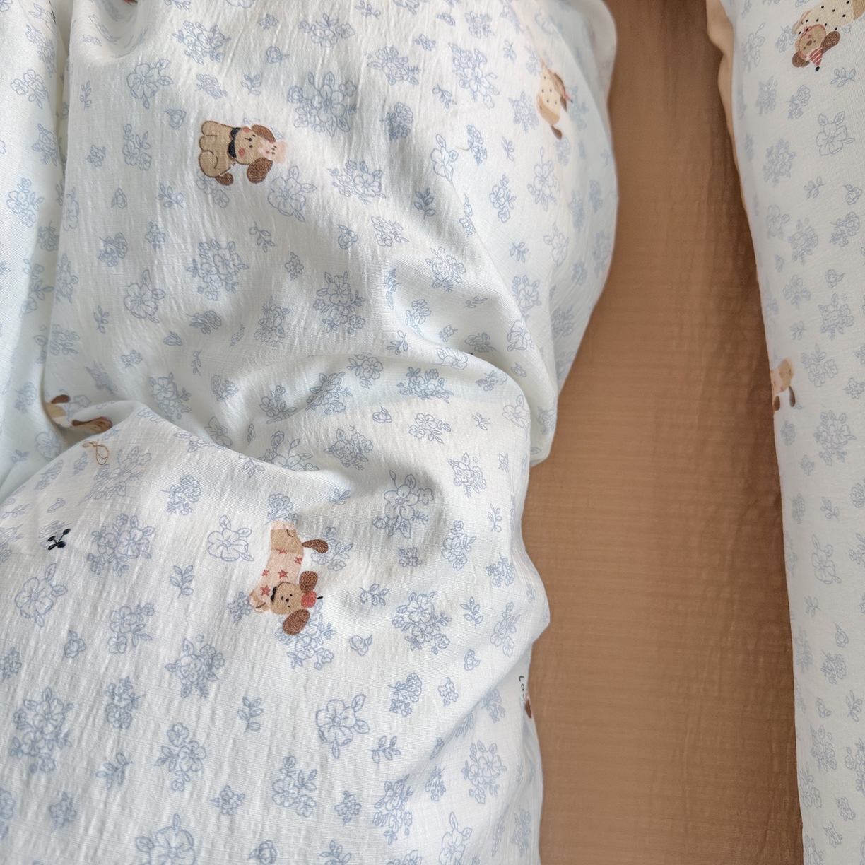 91家纺网 家纺一手货源 找家纺 罗亿家纺 2026新款小清新云感双层纱木棉四件套系列（小红书热款推荐） 花花腊肠狗