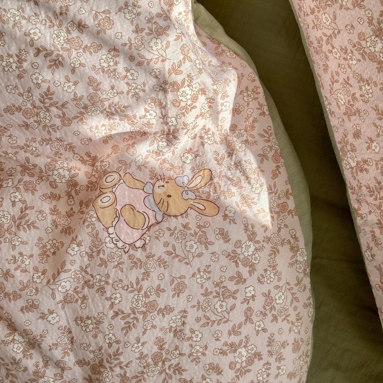 91家纺网 家纺一手货源 找家纺 罗亿家纺 2026新款小清新云感双层纱木棉四件套系列（小红书热款推荐） 花与兔