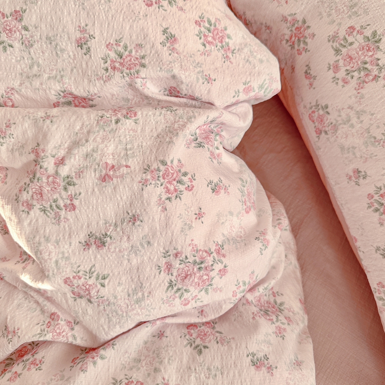 91家纺网 家纺一手货源 找家纺 罗亿家纺 2026新款小清新云感双层纱木棉四件套系列（小红书热款推荐） 蔷薇絮