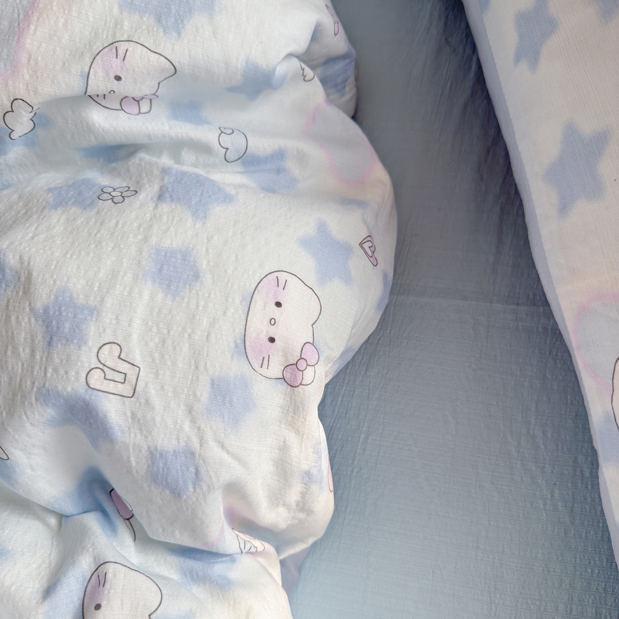 91家纺网 家纺一手货源 找家纺 罗亿家纺 2026新款小清新云感双层纱木棉四件套系列（小红书热款推荐） 小猫数星星