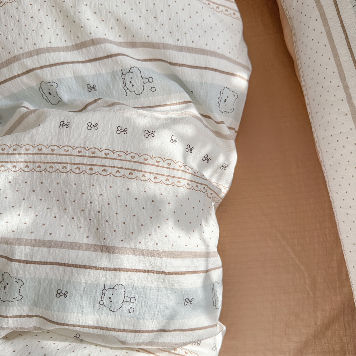 91家纺网 家纺一手货源 找家纺 罗亿家纺 2026新款小清新云感双层纱木棉四件套系列（小红书热款推荐） 小熊奶盖