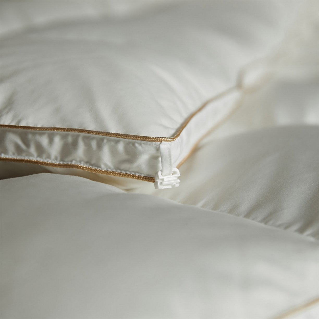 91家纺网 家纺一手货源 找家纺 （总）头等舱 80s柔舒棉(高支防钻绒面料) 新国标95白鹅绒被（空镜图）