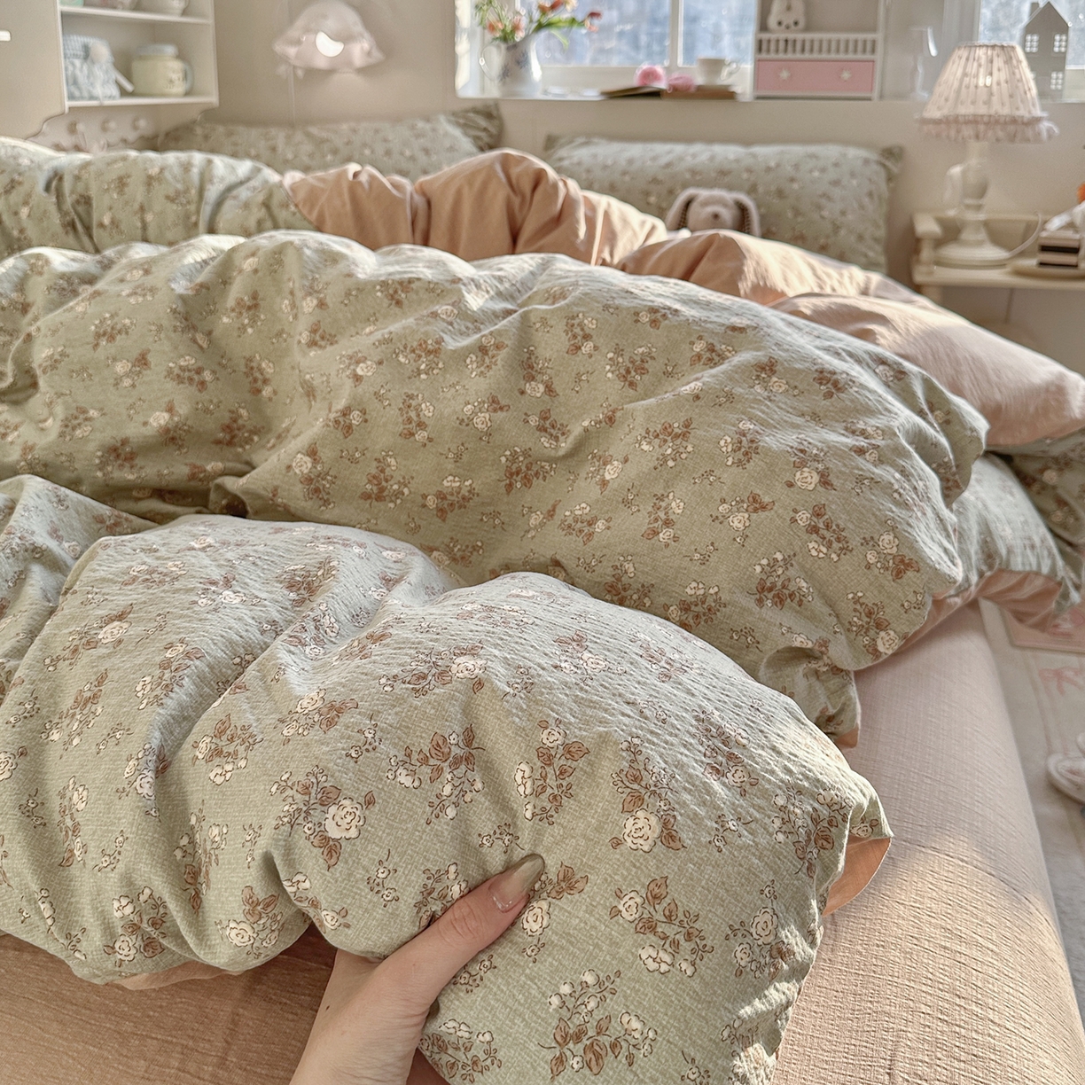 91家纺网 家纺一手货源 找家纺 罗亿家纺 2026新款小清新云感双层纱木棉四件套系列（小红书热款推荐） 棕韵梦境