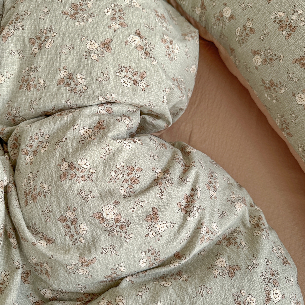 91家纺网 家纺一手货源 找家纺 罗亿家纺 2026新款小清新云感双层纱木棉四件套系列（小红书热款推荐） 棕韵梦境