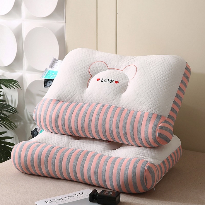 91家纺网 家纺一手货源 找家纺 锦鲤枕芯 2025新款spa情侣护颈枕枕头枕芯 小熊-粉