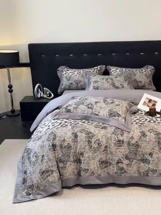 91家纺网 家纺一手货源 找家纺 博纳家纺 2026新款正宗60支纯棉 活性数码印花 宽边高级简奢 撞色拼角 纯棉四件套 查尔斯