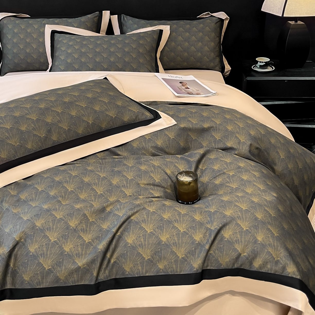 91家纺网 家纺一手货源 找家纺 博纳家纺 2026新款正宗60支纯棉 活性数码印花 宽边高级简奢 撞色拼角 纯棉四件套 清沙月贝