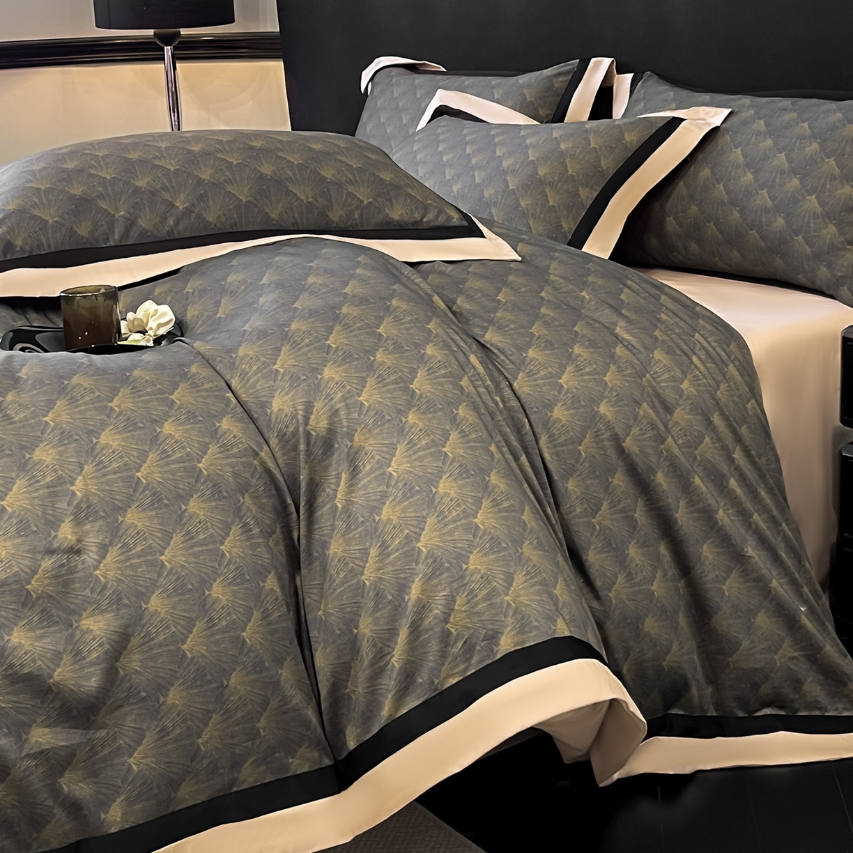 91家纺网 家纺一手货源 找家纺 博纳家纺 2026新款正宗60支纯棉 活性数码印花 宽边高级简奢 撞色拼角 纯棉四件套 清沙月贝