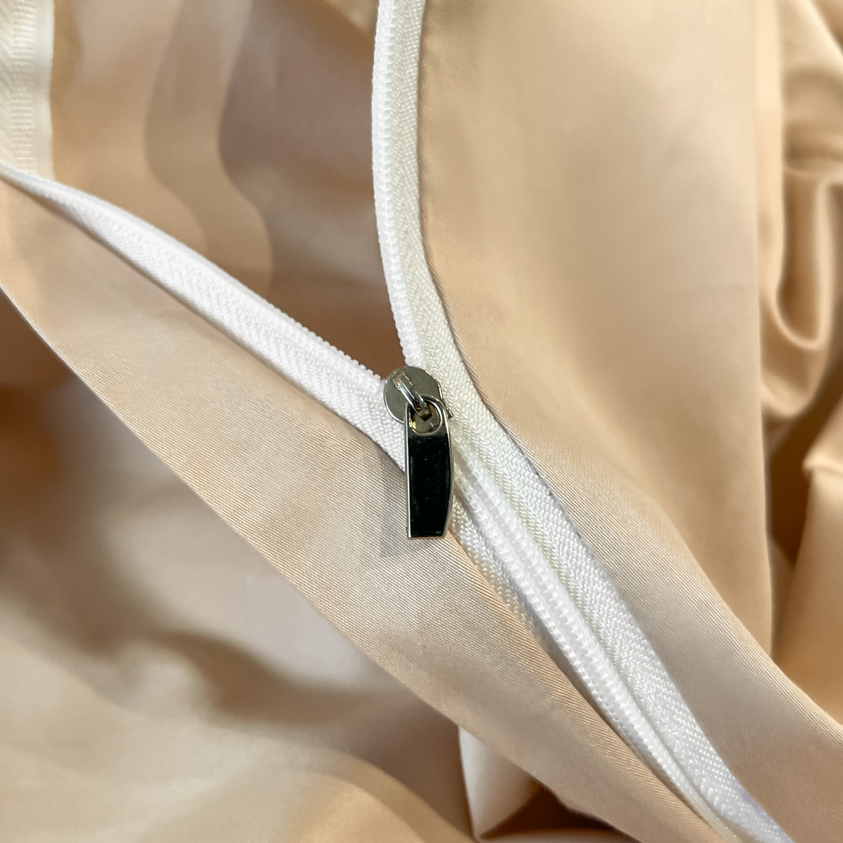 91家纺网 家纺一手货源 找家纺 博纳家纺 2026新款正宗60支纯棉 活性数码印花 宽边高级简奢 撞色拼角 纯棉四件套 清沙月贝