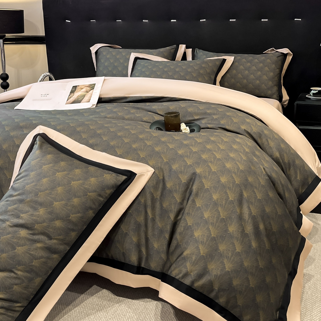 91家纺网 家纺一手货源 找家纺 博纳家纺 2026新款正宗60支纯棉 活性数码印花 宽边高级简奢 撞色拼角 纯棉四件套 清沙月贝