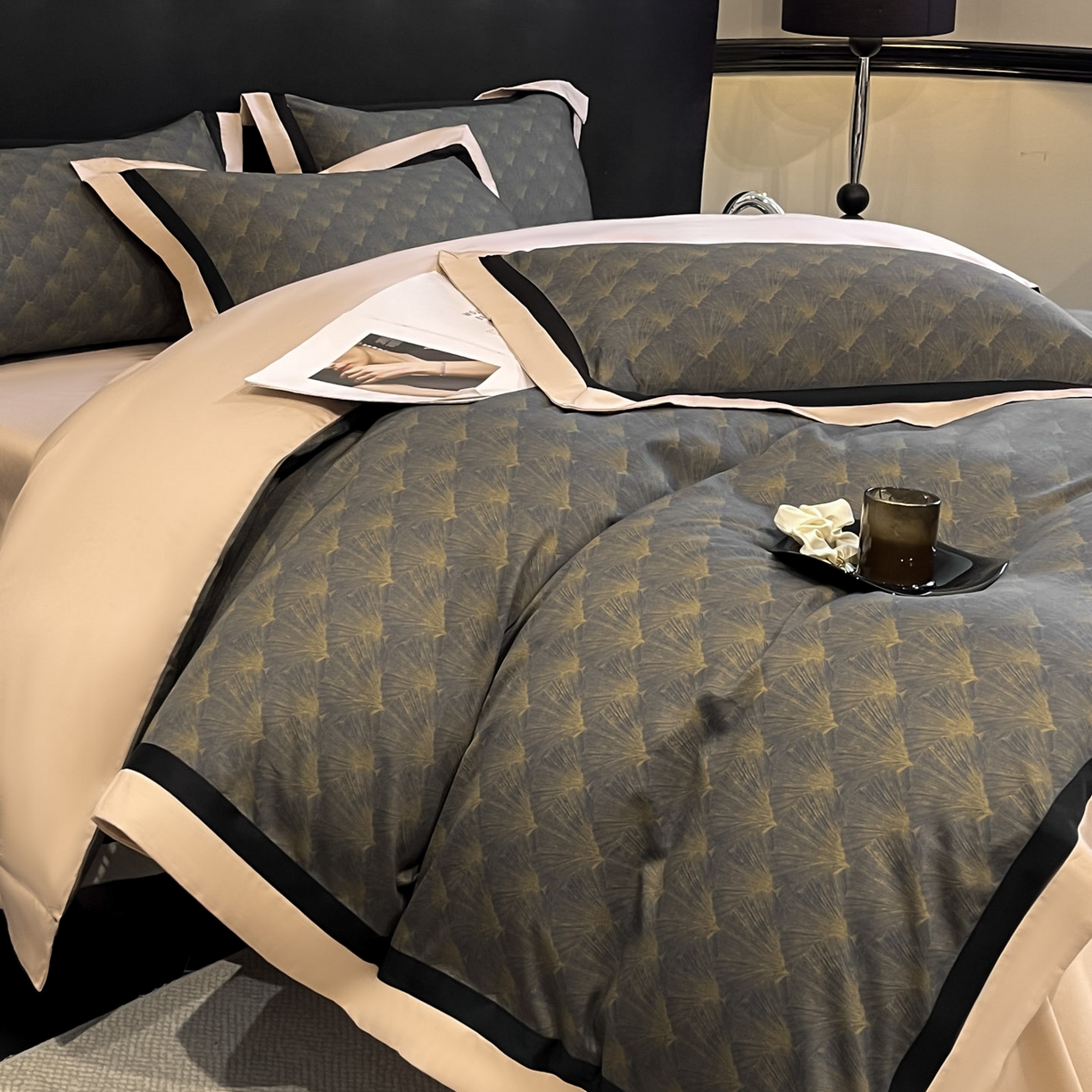 91家纺网 家纺一手货源 找家纺 博纳家纺 2026新款正宗60支纯棉 活性数码印花 宽边高级简奢 撞色拼角 纯棉四件套 清沙月贝