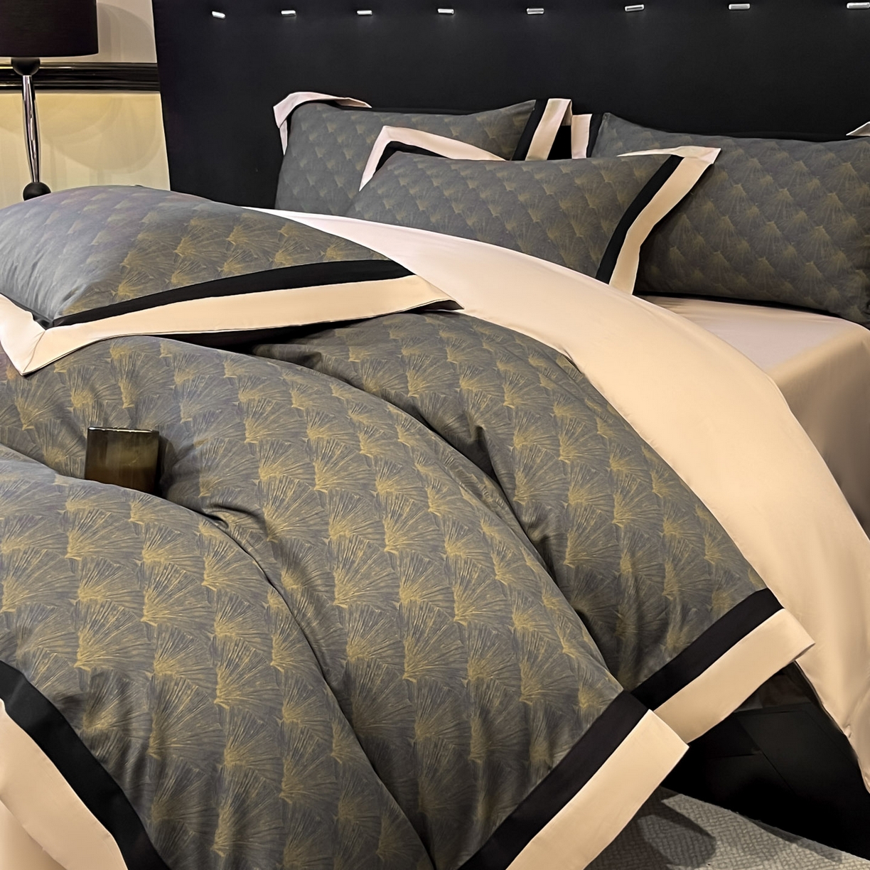 91家纺网 家纺一手货源 找家纺 博纳家纺 2026新款正宗60支纯棉 活性数码印花 宽边高级简奢 撞色拼角 纯棉四件套 清沙月贝