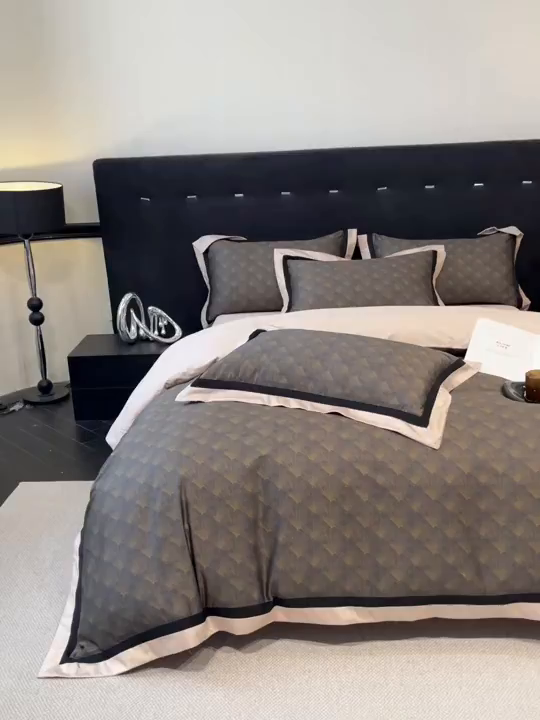 91家纺网 家纺一手货源 找家纺 博纳家纺 2026新款正宗60支纯棉 活性数码印花 宽边高级简奢 撞色拼角 纯棉四件套 清沙月贝