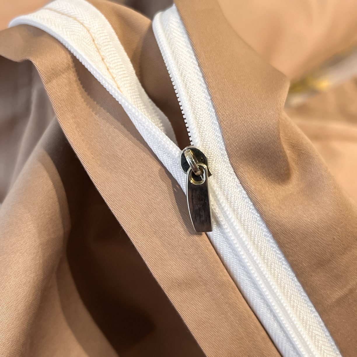 91家纺网 家纺一手货源 找家纺 博纳家纺 2026新款正宗60支纯棉 活性数码印花 宽边高级简奢 撞色拼角 纯棉四件套 玉树临风