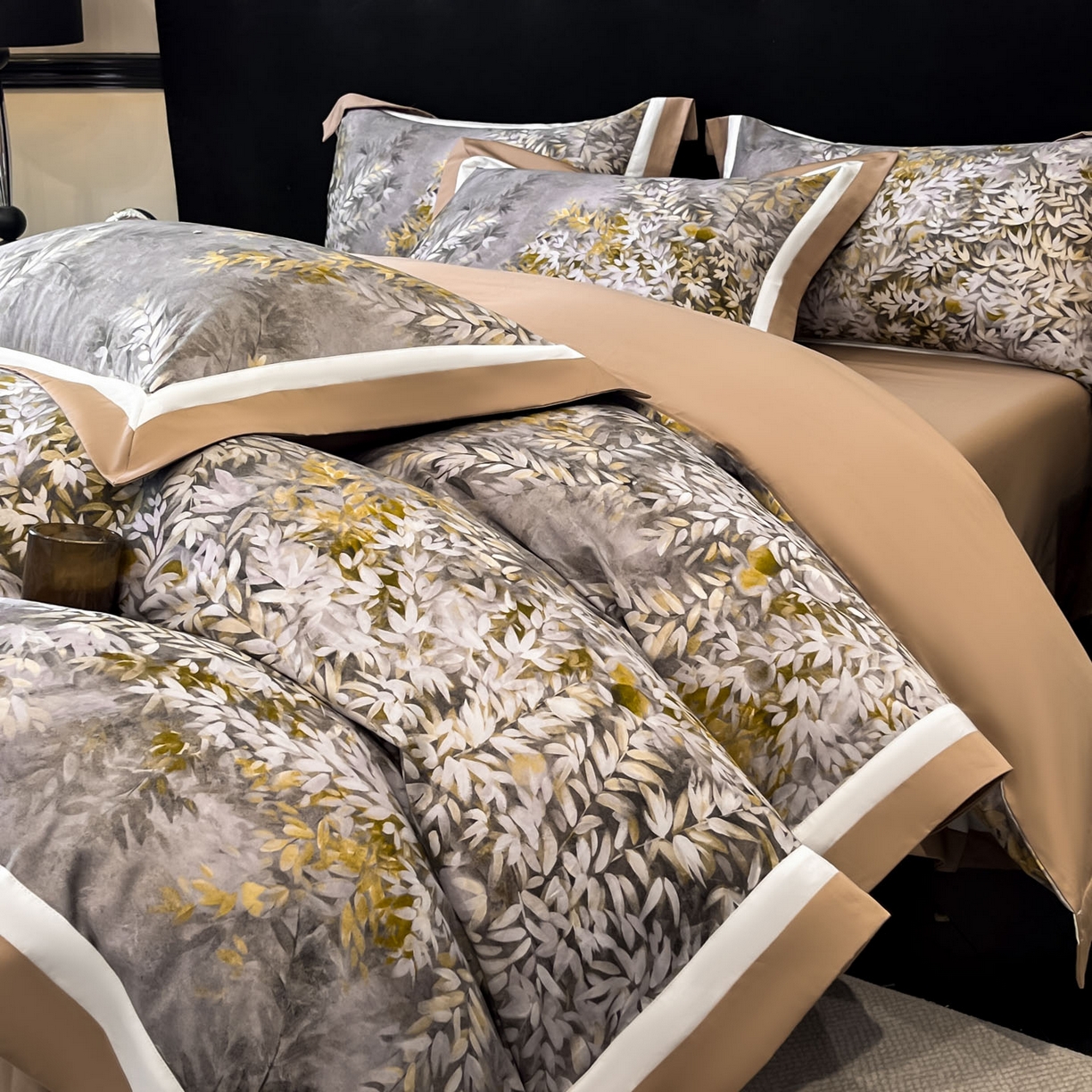 91家纺网 家纺一手货源 找家纺 博纳家纺 2026新款正宗60支纯棉 活性数码印花 宽边高级简奢 撞色拼角 纯棉四件套 玉树临风