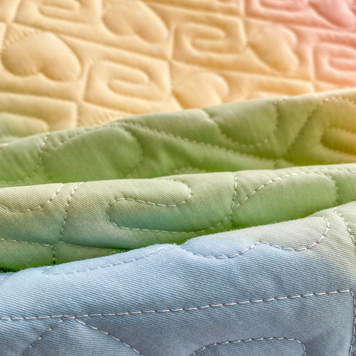 91家纺网 家纺一手货源 找家纺 一电 2026新款定做纯棉榻榻米床盖 防滑A类四季通用夹棉炕罩 软垫大炕专用床单 彩色天空