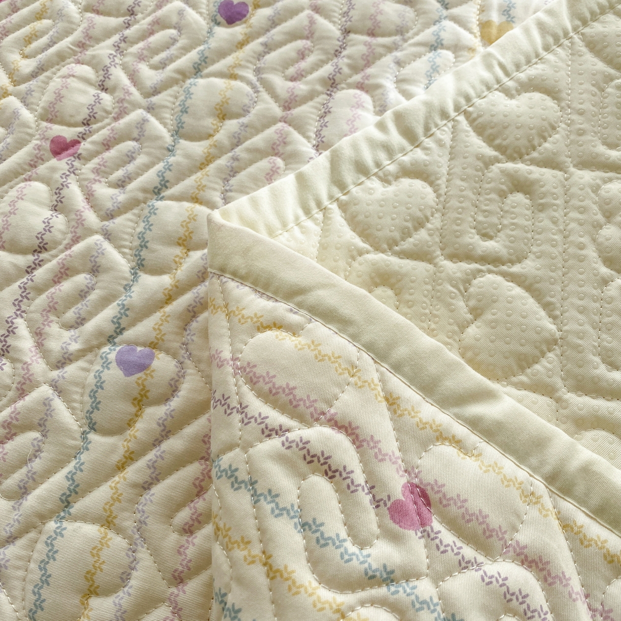 91家纺网 家纺一手货源 找家纺 一电 2026新款定做纯棉榻榻米床盖 防滑A类四季通用夹棉炕罩 软垫大炕专用床单 彩色心情