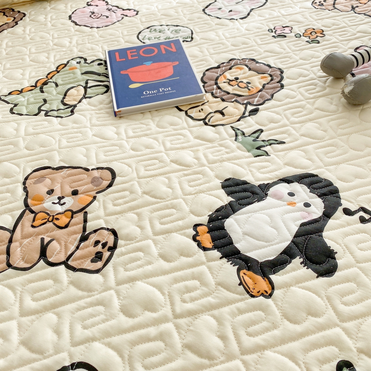 91家纺网 家纺一手货源 找家纺 一电 2026新款定做纯棉榻榻米床盖 防滑A类四季通用夹棉炕罩 软垫大炕专用床单 动物世界