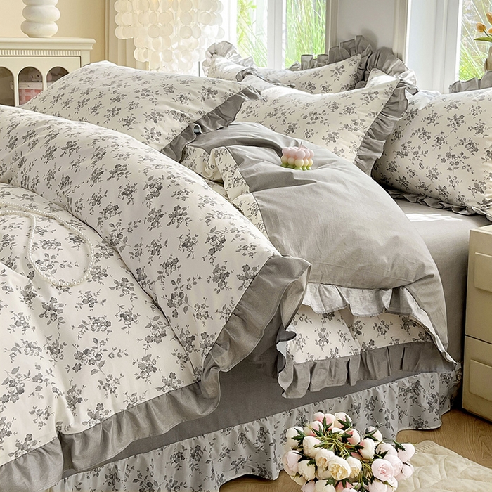 91家纺网 家纺一手货源 找家纺 兴美佳家纺 2026新款全棉印花韩版花边床裙款四件套 花开半夏-灰