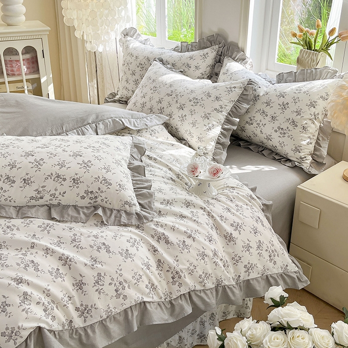 91家纺网 家纺一手货源 找家纺 兴美佳家纺 2026新款全棉印花韩版花边床裙款四件套 花开半夏-灰