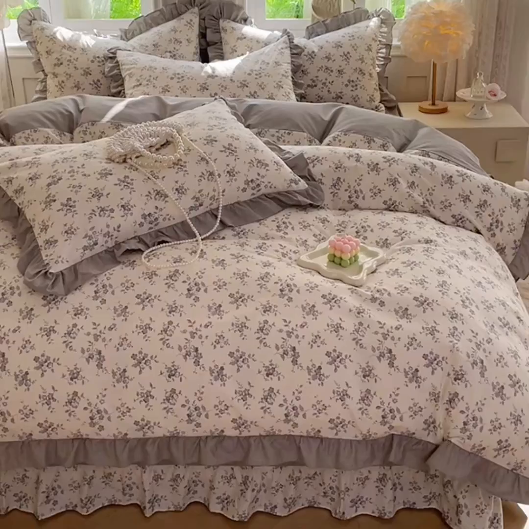 91家纺网 家纺一手货源 找家纺 兴美佳家纺 2026新款全棉印花韩版花边床裙款四件套 花开半夏-灰