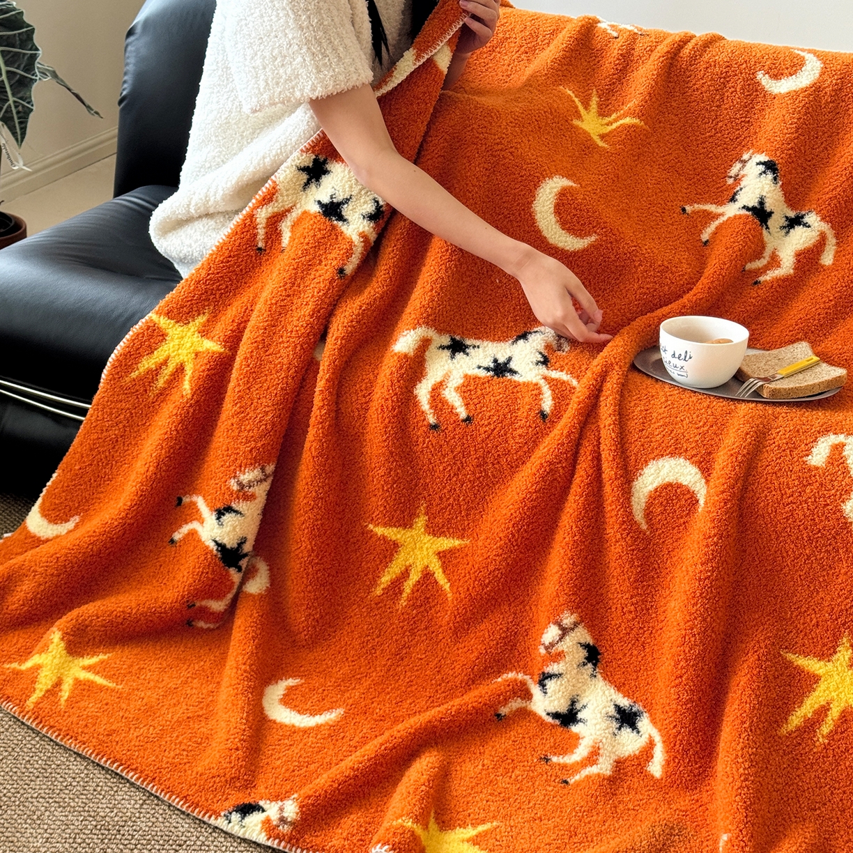 91家纺网 家纺一手货源 找家纺 舒隅家纺 2026新款多功能针织半边绒毯 星月驹-橙