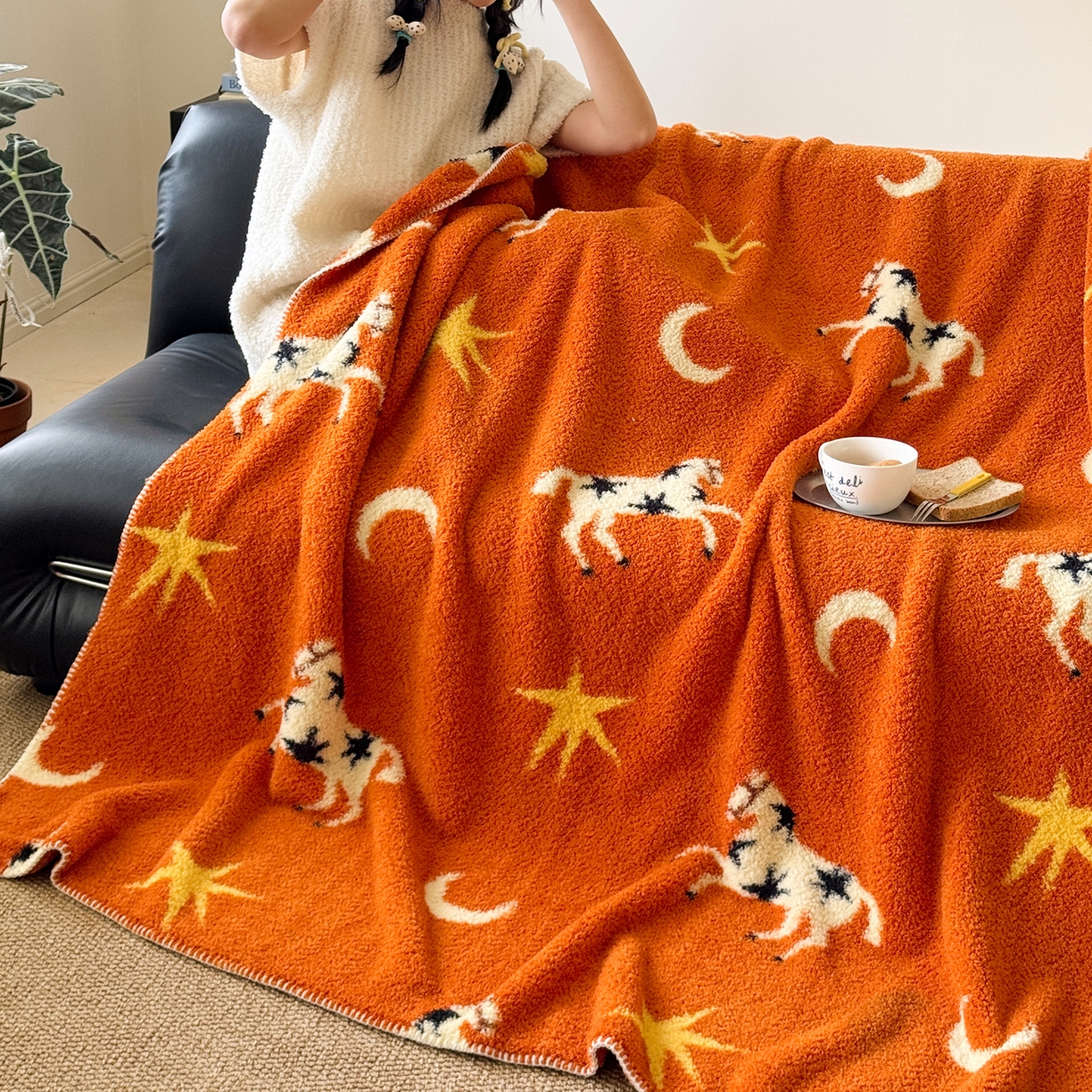 91家纺网 家纺一手货源 找家纺 舒隅家纺 2026新款多功能针织半边绒毯 星月驹-橙