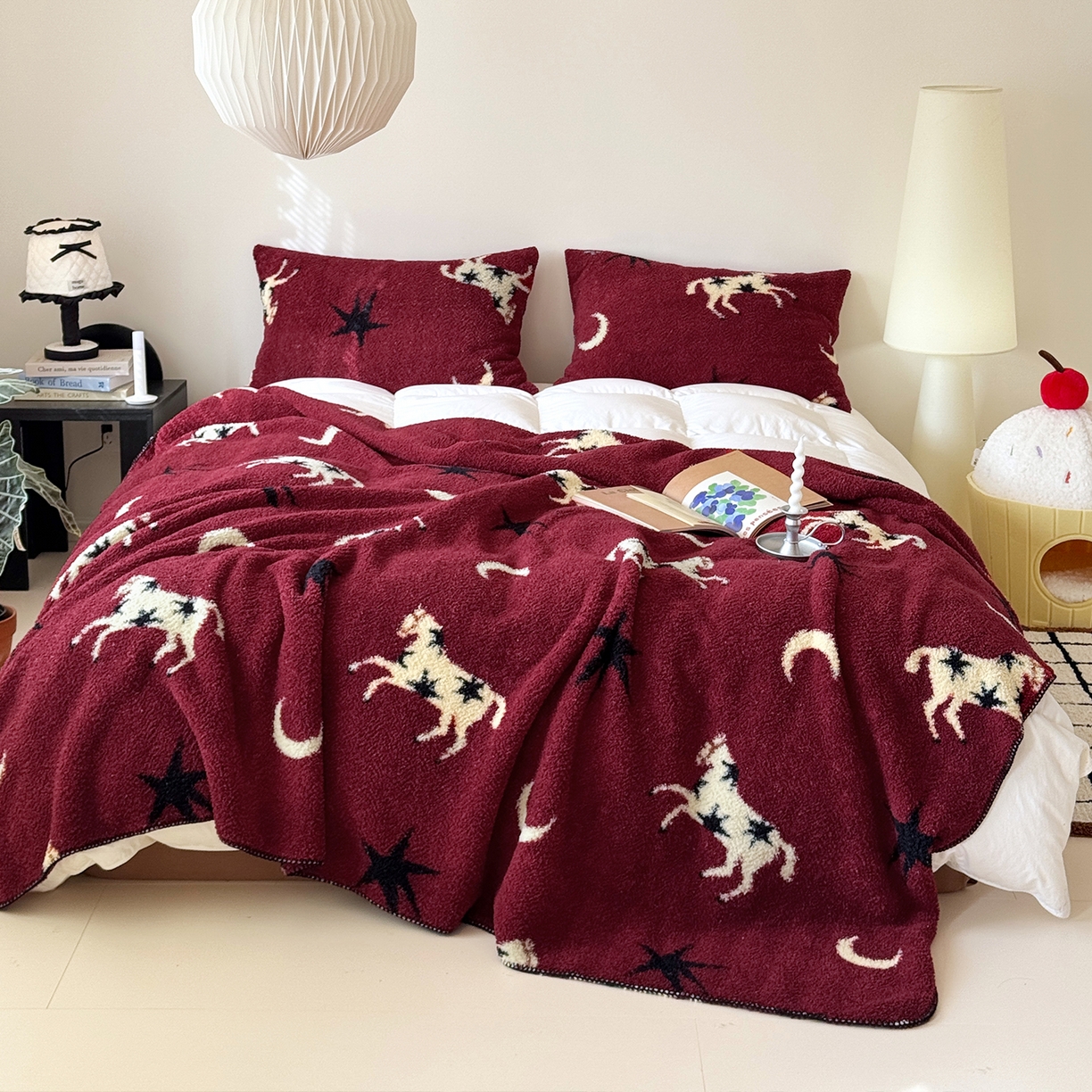 91家纺网 家纺一手货源 找家纺 舒隅家纺 2026新款多功能针织半边绒毯 星月驹-红