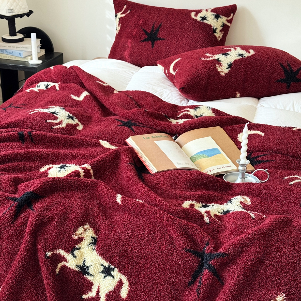 91家纺网 家纺一手货源 找家纺 舒隅家纺 2026新款多功能针织半边绒毯 星月驹-红