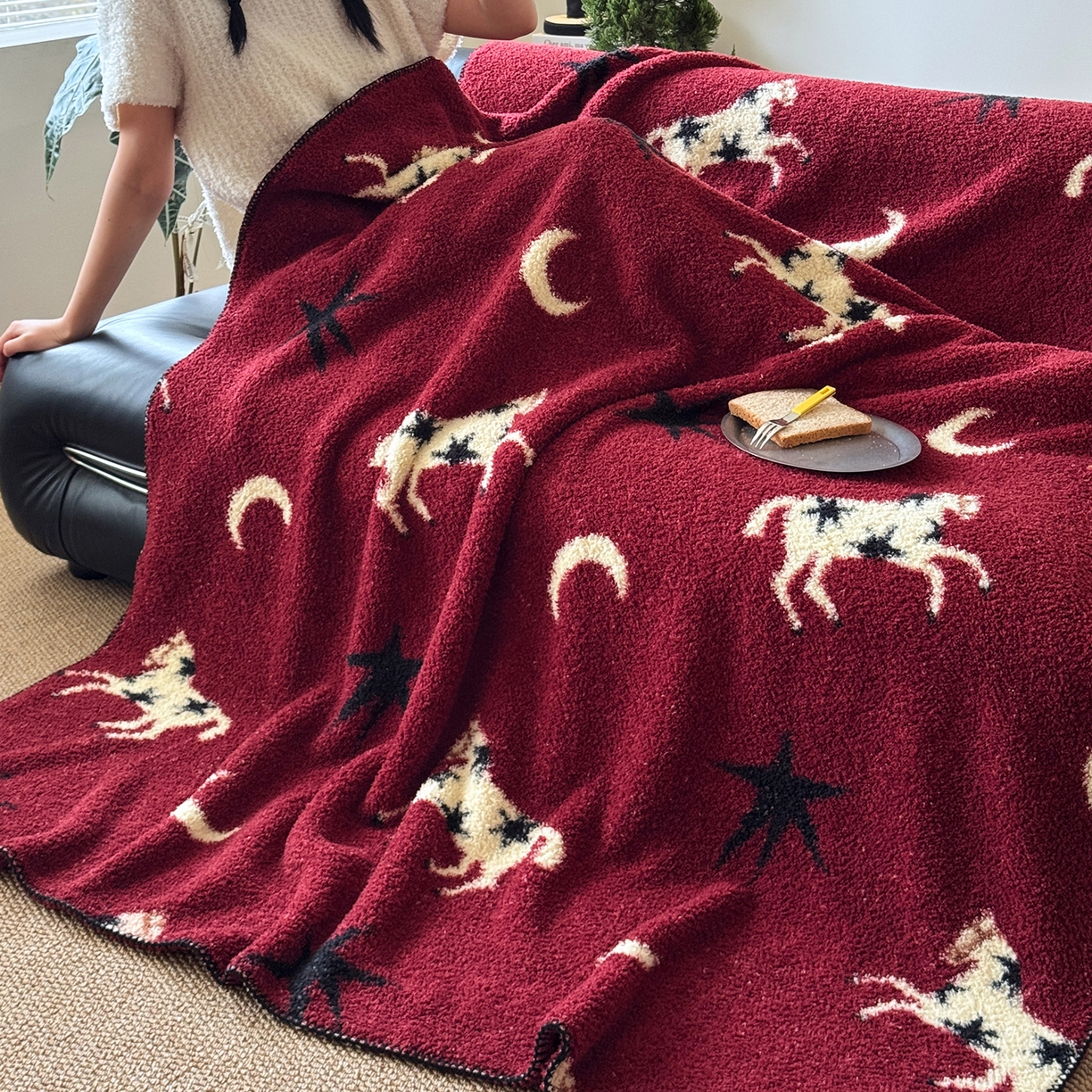 91家纺网 家纺一手货源 找家纺 舒隅家纺 2026新款多功能针织半边绒毯 星月驹-红