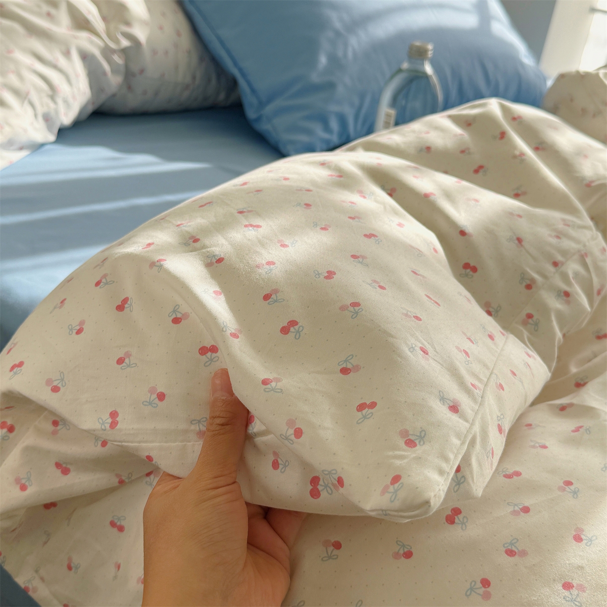 91家纺网 家纺一手货源 找家纺 三朵家纺 2026新款13070可爱INS风全棉四件套 小樱桃-粉