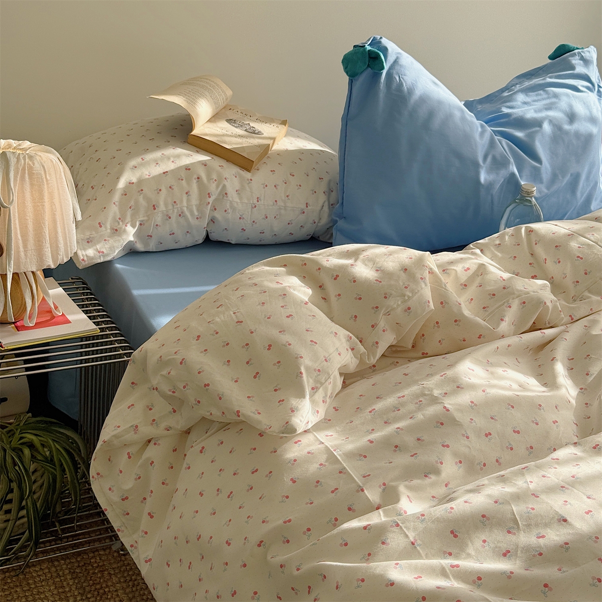 91家纺网 家纺一手货源 找家纺 三朵家纺 2026新款13070可爱INS风全棉四件套 小樱桃-粉